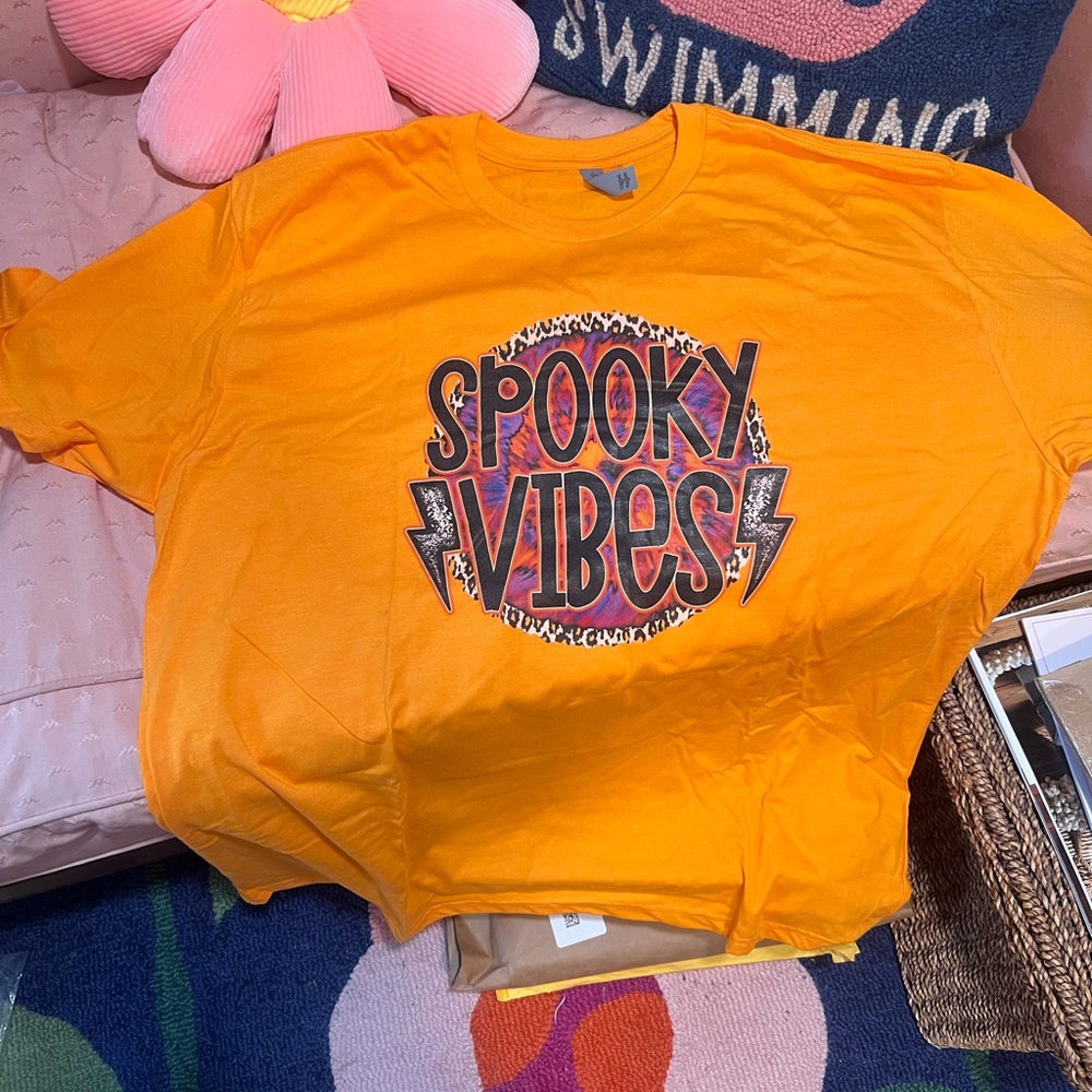 SPOOKY VIBES - Halloween Tee